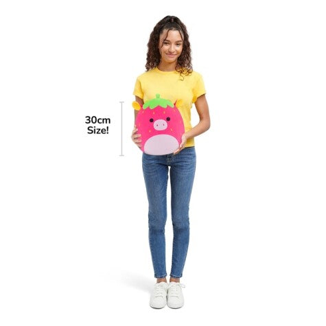 Squishmallows Cleary Cow 30 cm – jordbærku Feature - Bamsedyra AS