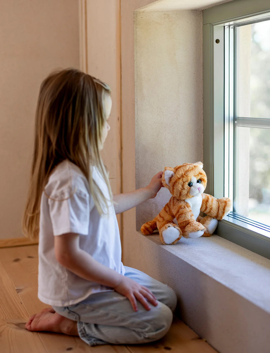 Teddykompaniet Cat Friends Mimmi Kattekosedyr – jente i lek med oransje kattekosedyr