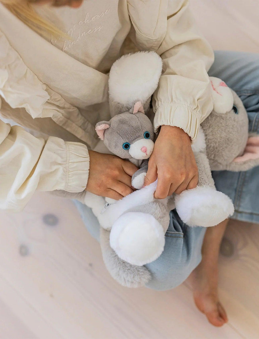 Teddykompaniet Katt Tuva Kosedyr med Kattunge – barn som holder Tuva-katten og kattungen