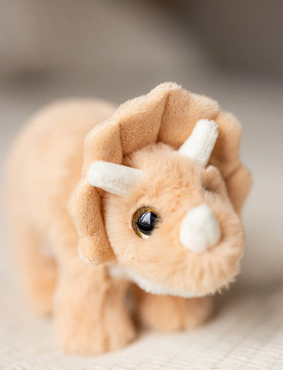 Beige Triceratops dinosaurbamse 27 cm fra Teddykompaniet