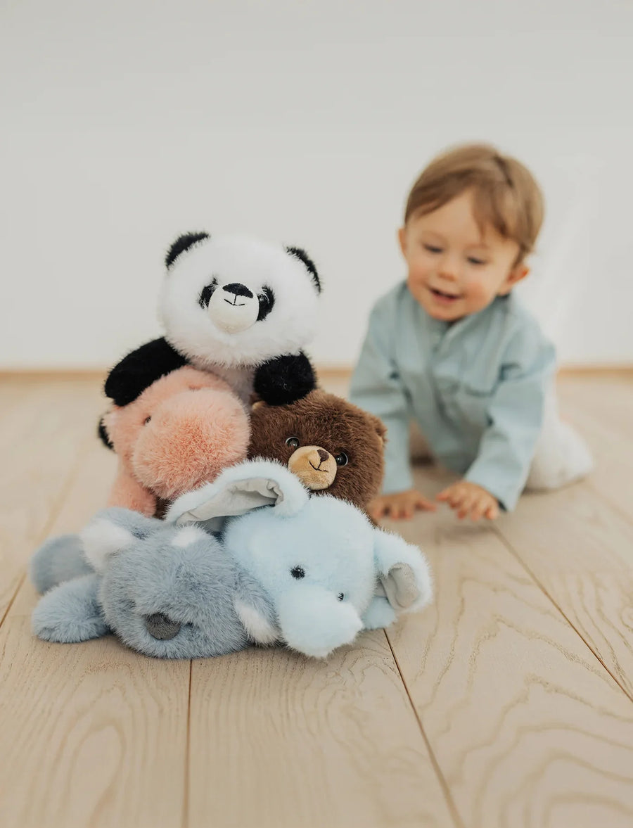 Barn leker med Soft Squad dyrebamser fra Teddykompaniet