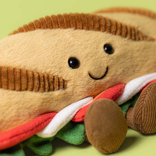 Jellycat | Amuseables Caprese Baguette | Beige/Rød/Grønn | 12 cm - Bamsedyra AS