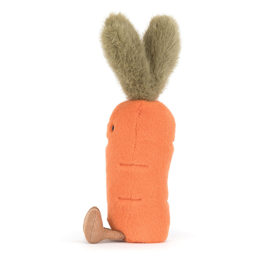 Jellycat Amuseables Carrot sett fra siden – oransje plysj gulrot med grønt bladverk
