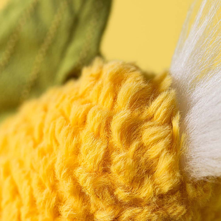 Jellycat Amuseables Sweetcorn sett fra siden – gul plysj mais med grønne blader