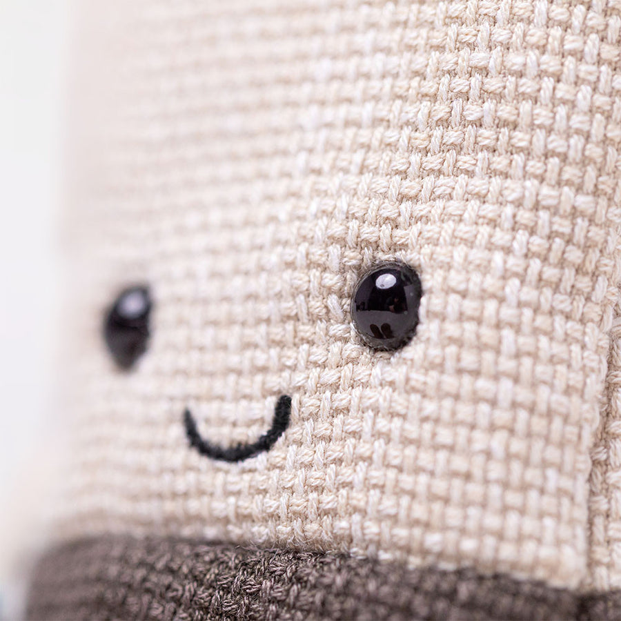 Jellycat Amuseables Steepy Tea Bag sett fra siden – beige plysj tepose med kordfløyelsbein