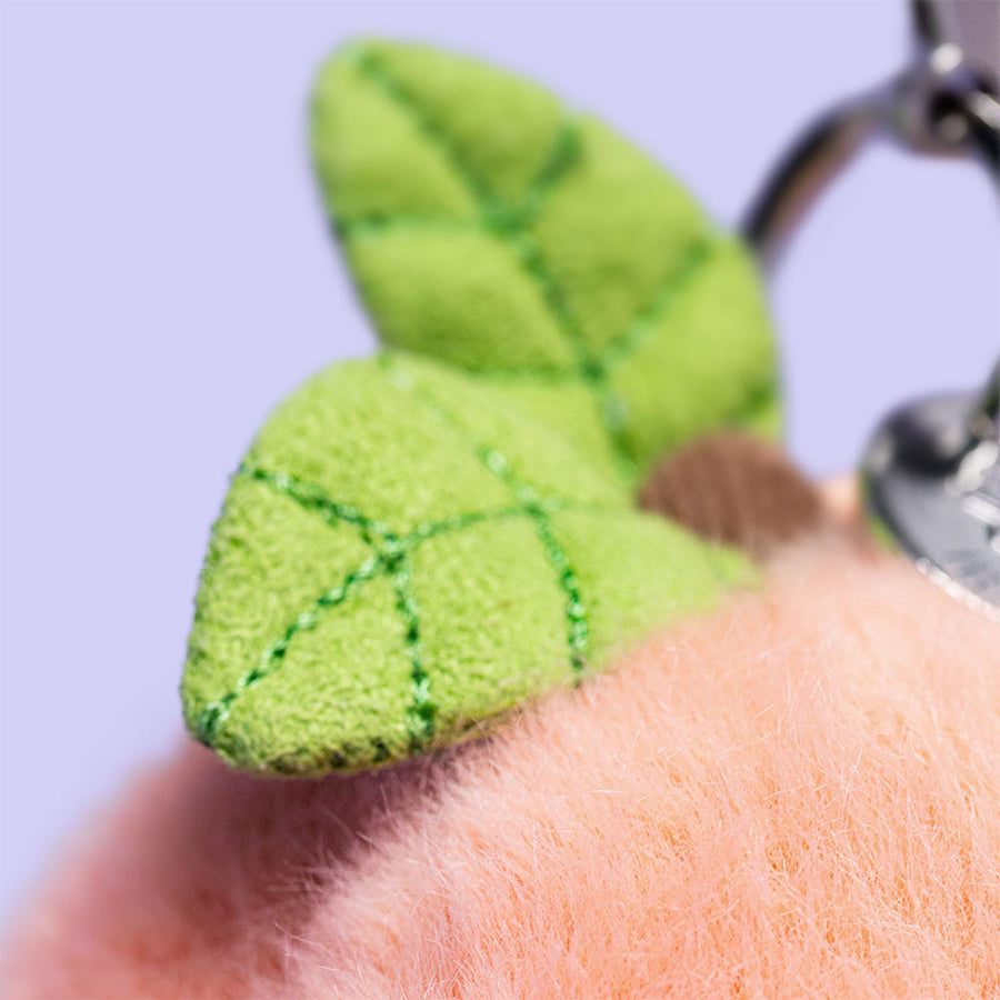 Jellycat | Amuseables Peach Bag Charm | Fersken | ca. 12 cm Detail - Bamsedyra AS