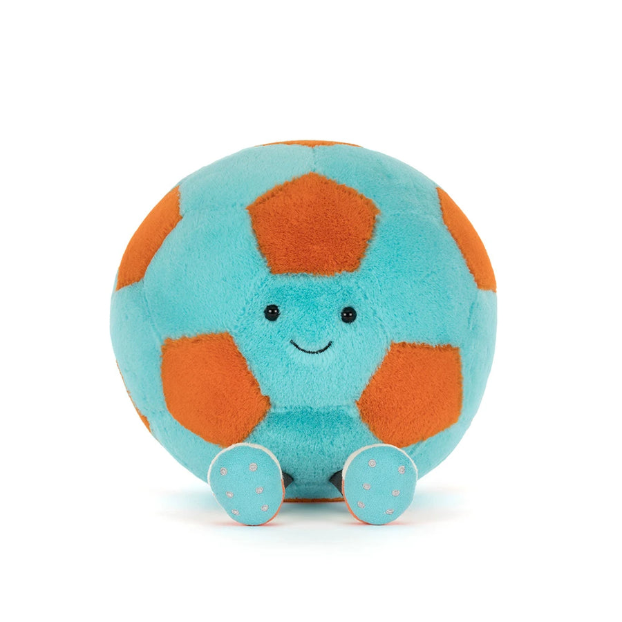 Jellycat Amuseables Football liggende på hvit bakgrunn – 27 cm kosedyr
