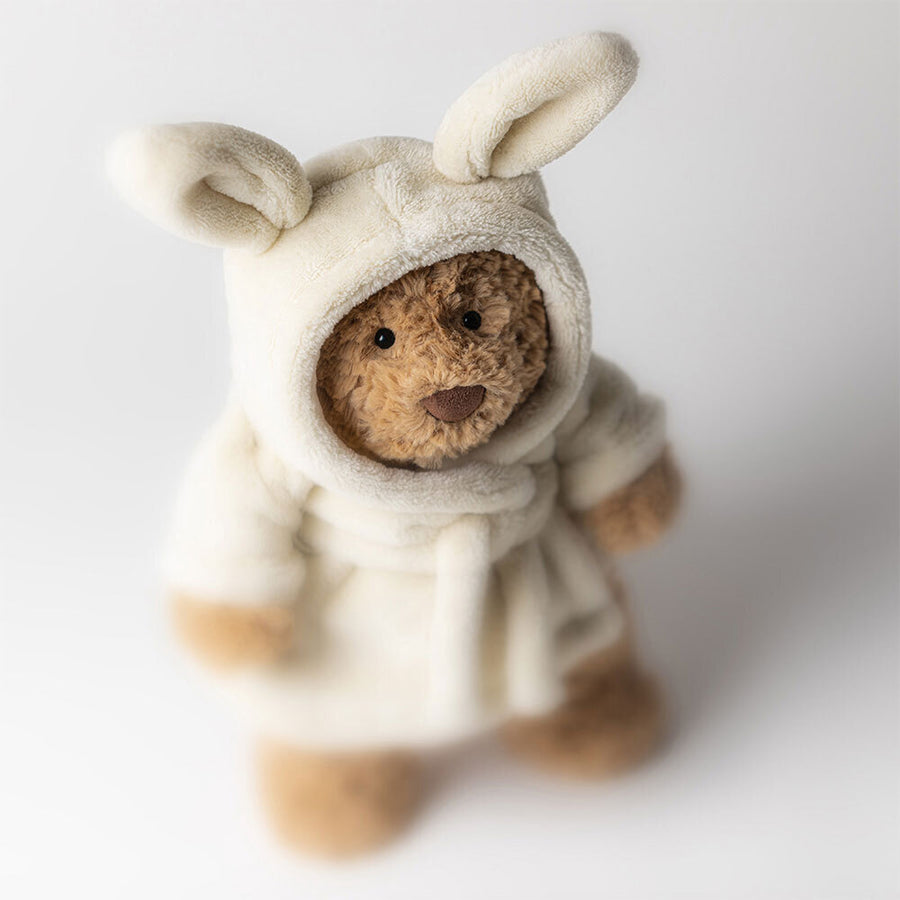 Jellycat Bartholomew Bear Bathrobe sett fra siden – beige bjørn i hvit frottébadekåpe