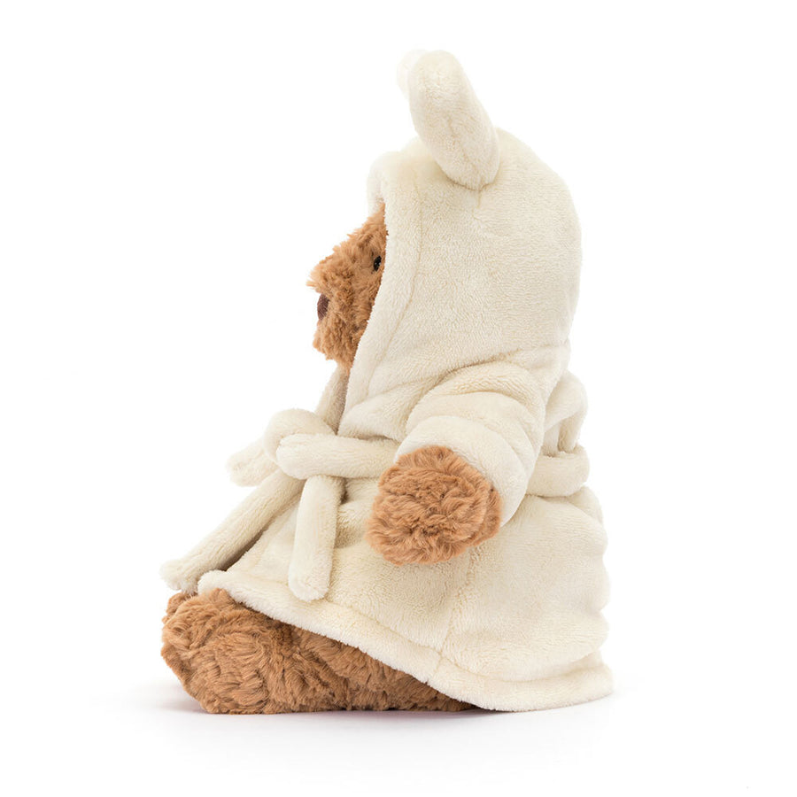 Jellycat Bartholomew Bear Bathrobe bakfra – beige bjørnebamse i hvit badekåpe