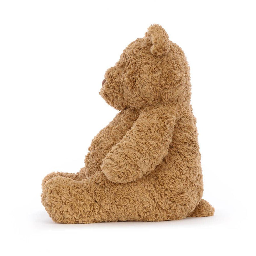 Jellycat Bartholomew Bear Medium sett fra siden – beige plysj bjørn med myk kropp