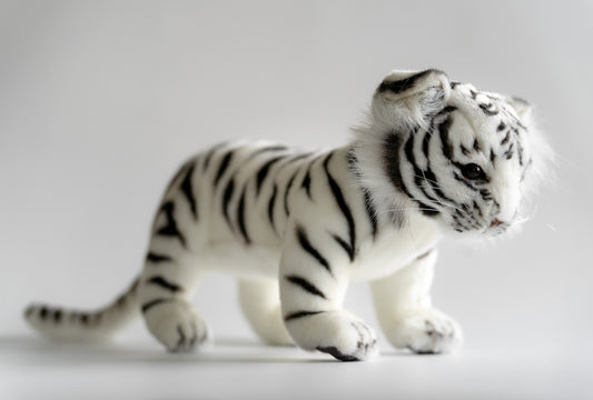 Hansa Creation Hvit Amurtiger 33 cm – naturtro hvit Amur-tiger plysj med svarte striper og blå øyne