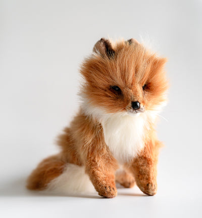 Hansa Creation Rev Bamse Sittende – naturtro rød rev plysj sittende med oransje pels og hvit bryst, 24 cm