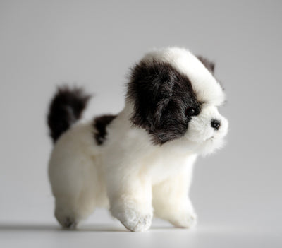 Hansa Creation Shih Tzu Teacup – naturtro hvit og brun Shih Tzu hundebamse med lang pels