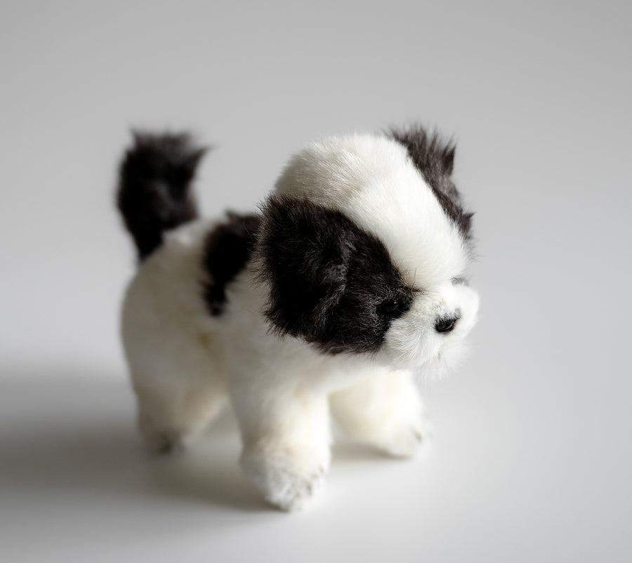 Hansa Creation Shih Tzu Teacup sett fra siden – hvit og brun Shih Tzu plysj med sløyfe