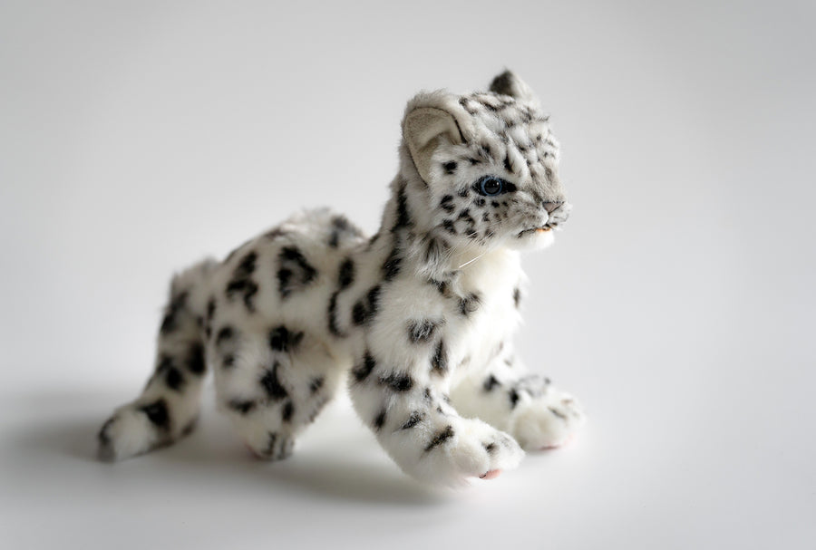 Hansa Creation Snøleopard sett fra siden – hvit og flekkete snøleopard plysj i sprangstilling