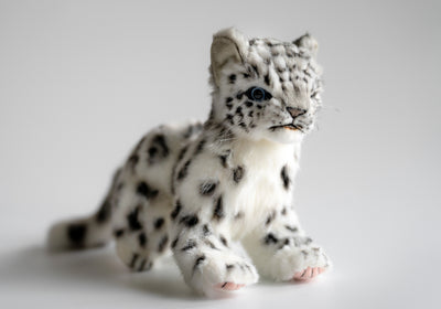 Hansa Creation Snøleopard Kosedyr – naturtro snøleopard plysj med hvit og grå flekkete pels
