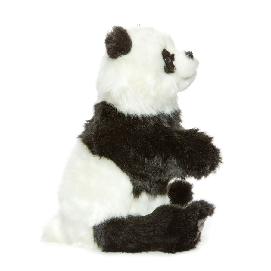 Hansa Creation Panda Hånddukke sett fra siden – svart og hvit panda plysj med myke ører