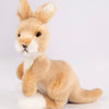 Hansa Creation Kenguru – naturtro brun kenguru plysj med liten joey i pungen, 19 cm