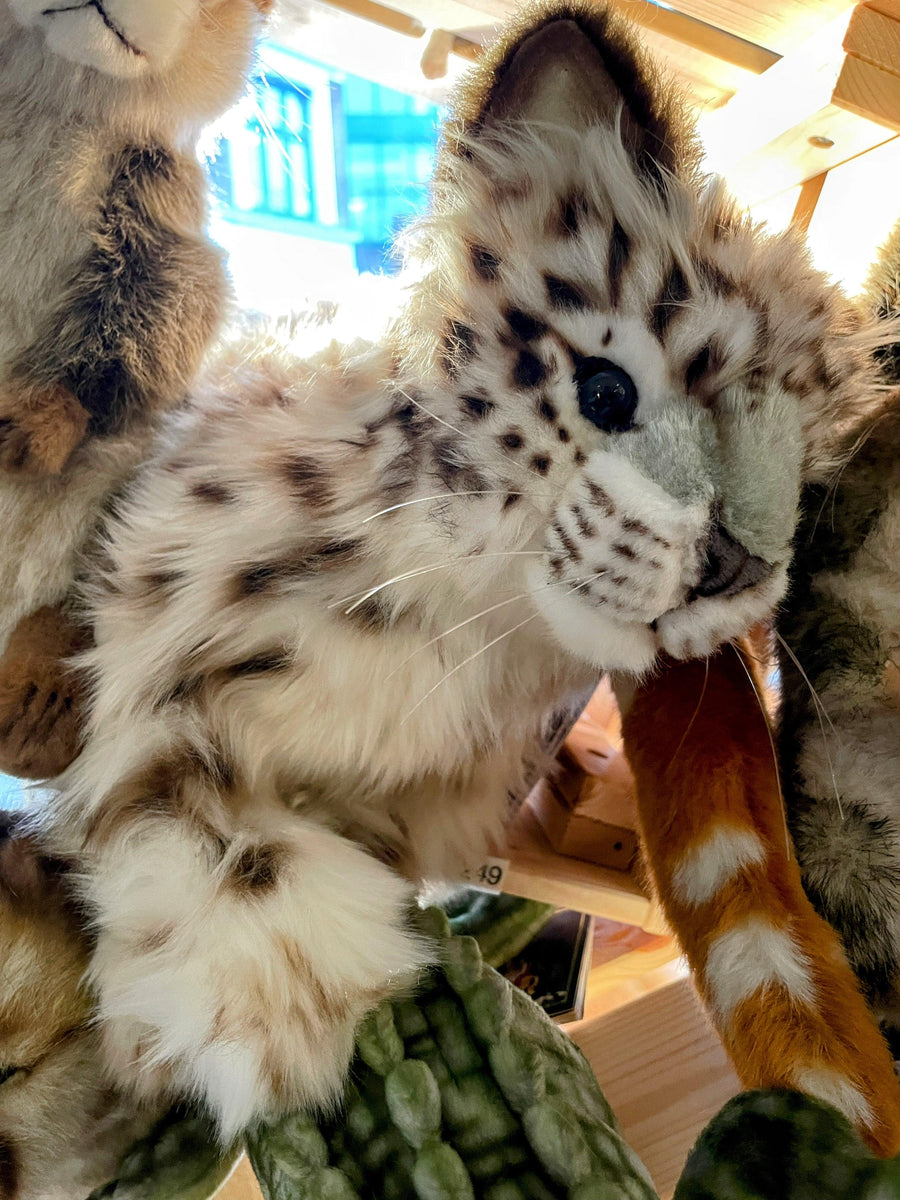 Hansa Creation Snøleopard-unge sett fra siden – hvit og grå flekkete leopardunge plysj