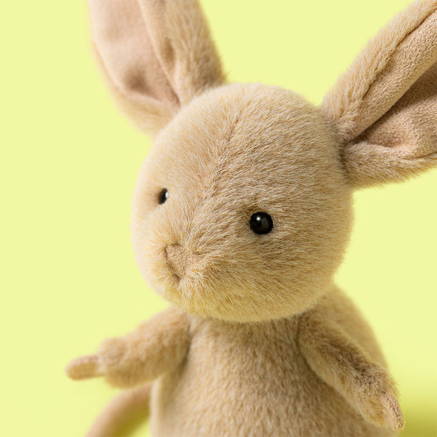 Jellycat Jerboa sett fra siden – beige plysj springmus med lange bakben