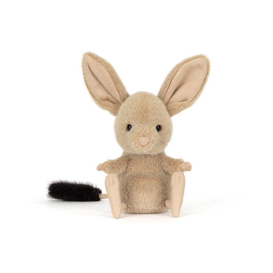 Jellycat Jerboa liggende – liten beige plysj springmus på hvit bakgrunn