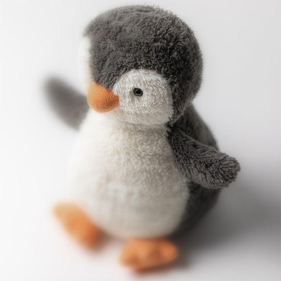 Jellycat Peanut Penguin sett fra siden – svart og hvit plysj pingvin med gult nebb