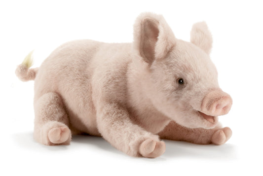 Hansa Creation Gris Liggende – naturtro rosa gris plysj liggende med rund kropp og krollete hale, 28 cm