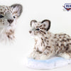 Hansa Creation Snøleopard-unge 34 cm – naturtro hvit og grå snøleopardunge plysj i liggende stilling