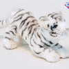 Hansa Creation Hvit Tigerunge 41 cm – naturtro hvit tigerunge plysj i krypende stilling med svarte striper