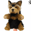 Hansa Creation Yorkshire Terrier Hånddukke – naturtro brun og blå Yorkshire Terrier hånddukke