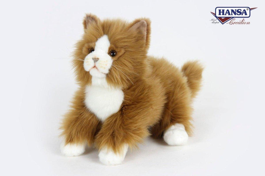 Hansa Creation Beige Katt Kosedyr – naturtro beige katt plysj i sittende stilling med grønne øyne