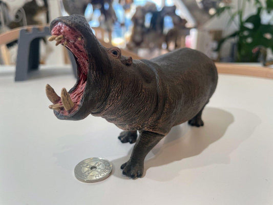 CollectA Flodhest Figur – naturtro flodhest med massiv kropp og tykk hud