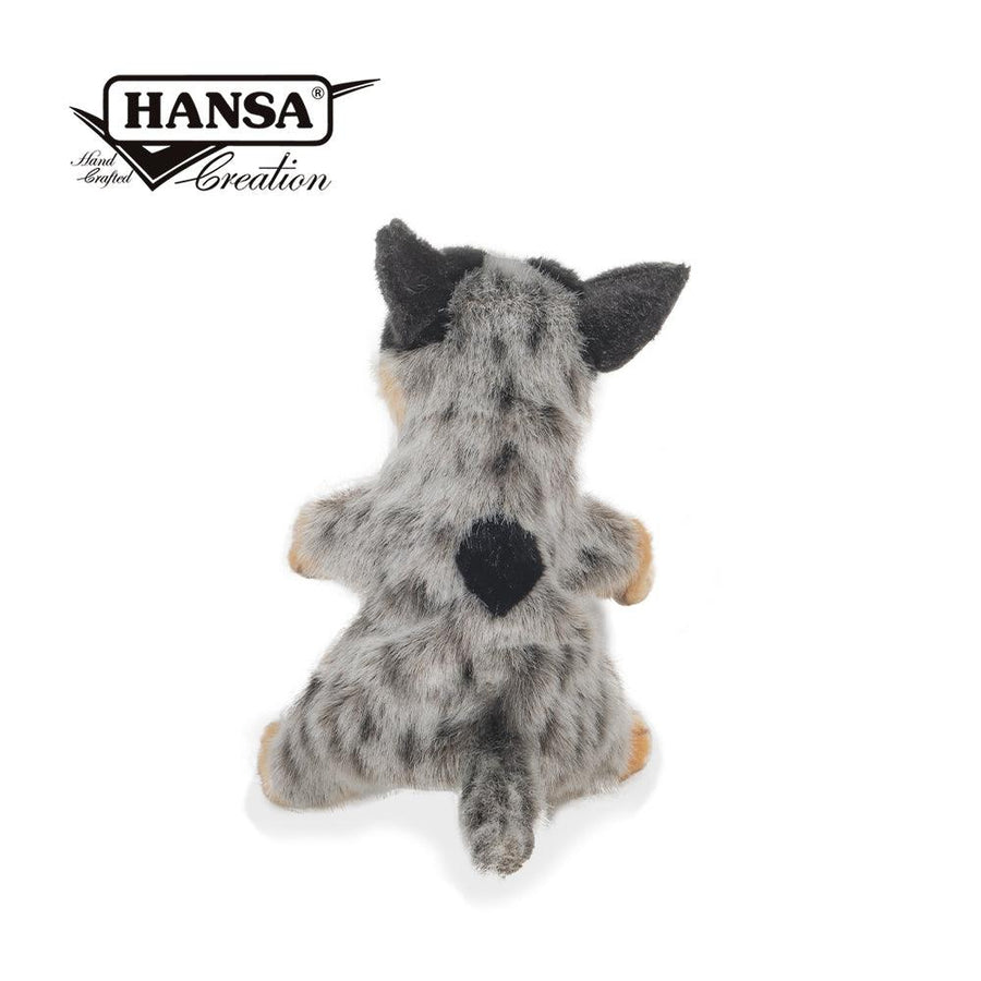 Hansa Creation Blue Heeler Hånddukke detalj – nærbilde av brodert ansikt og blå pels