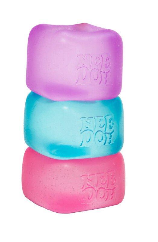 NeeDoh Nice Cube Stresskube – sidevisning av seig stressball i kubeform