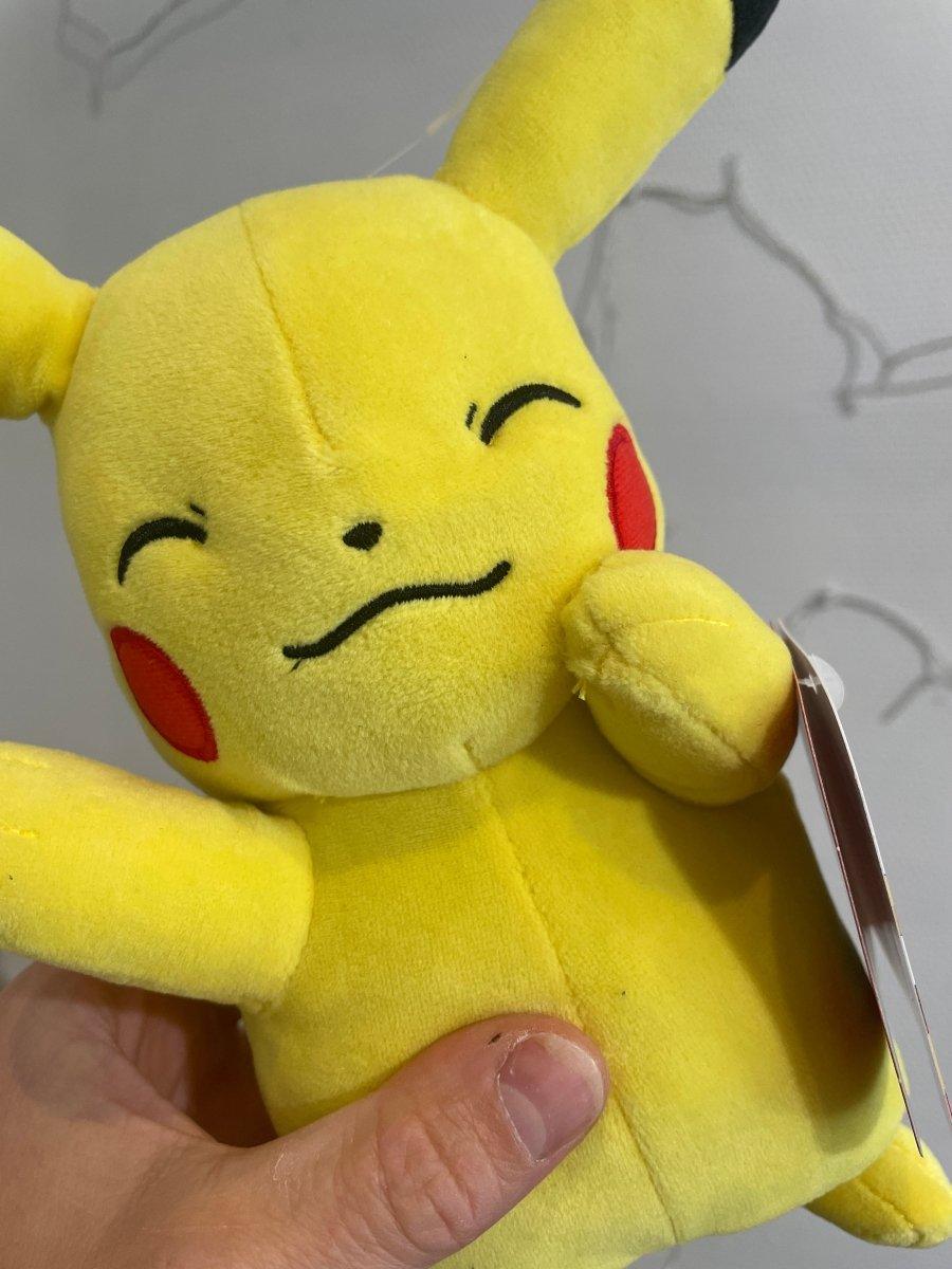 Pikachu Pokémon kosedyr liggende – offisiell gul Pokémon plysj, 20 cm