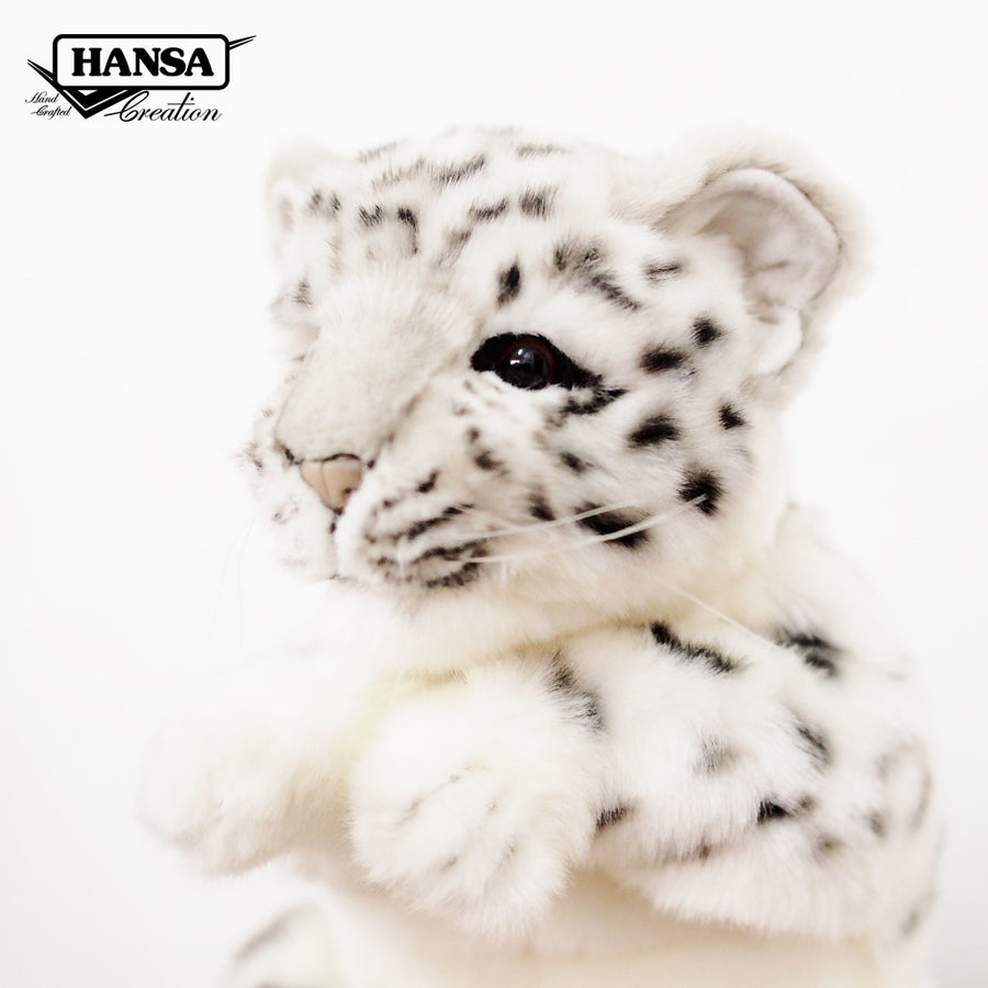 Hansa Creation Snøleopard Hånddukke sett fra siden – hvit snøleopard hånddukke med tykk hale
