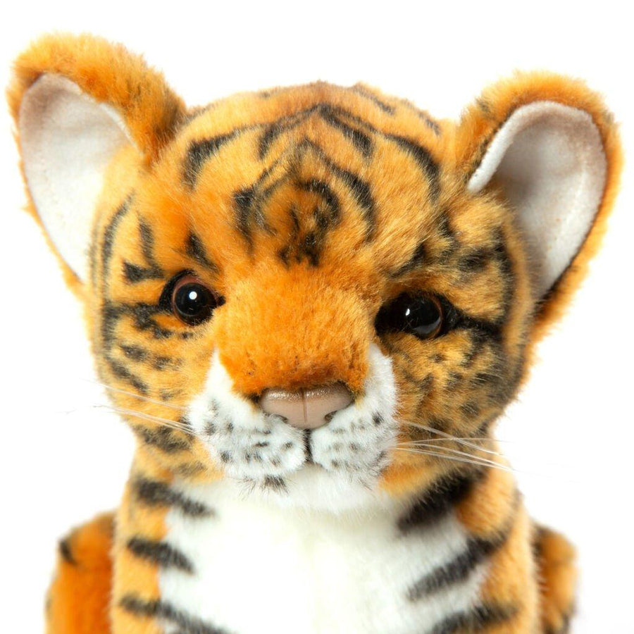 Hansa Creation Tiger Bamse liggende – naturtro oransje tiger i hvilestilling
