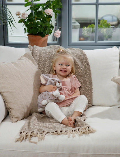Teddykompaniet Dreamies Kaninbamse Melert – barn som holder kanin-kosedyret i kos