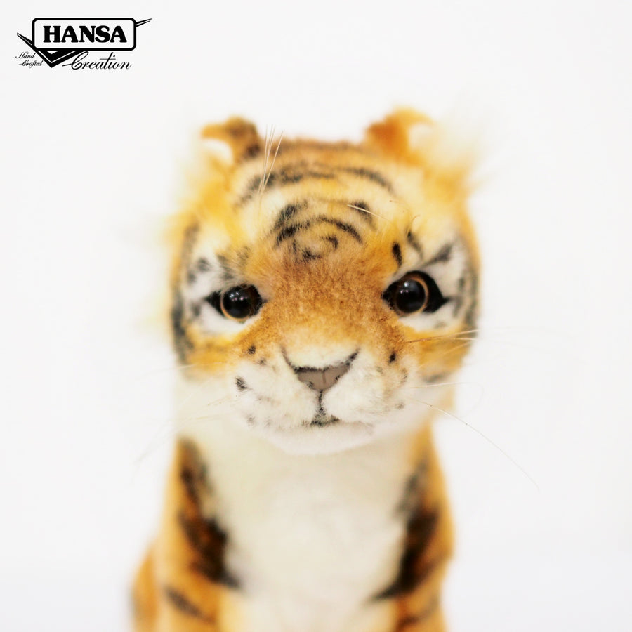 Hansa Creation Sumatratigerunge sett fra siden – oransje tigerunge plysj med svarte striper