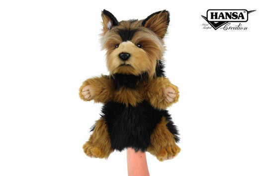 Hansa Creation Yorkshire Terrier Hånddukke – naturtro brun og blå Yorkshire Terrier hånddukke