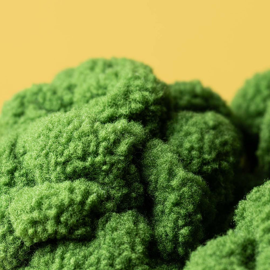 Jellycat Amuseables Broccoli sett fra siden – grønn plysj brokkoli med tett hode