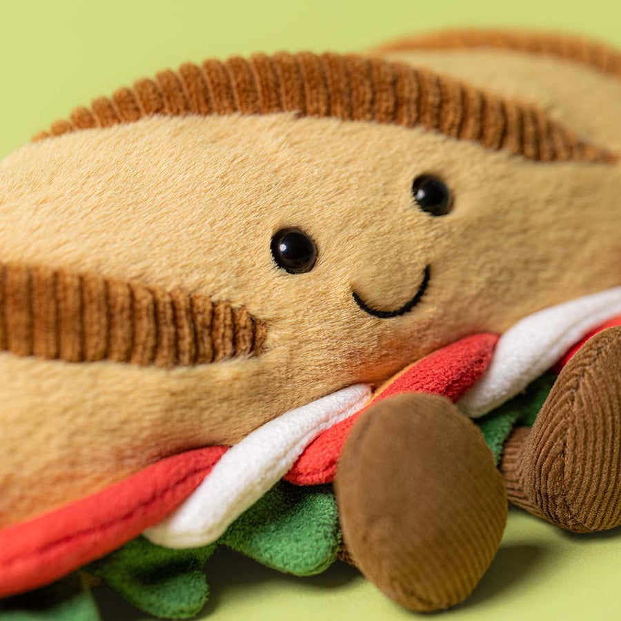 Jellycat | Amuseables Caprese Baguette | Beige/Rød/Grønn | 12 cm Side View - Bamsedyra AS