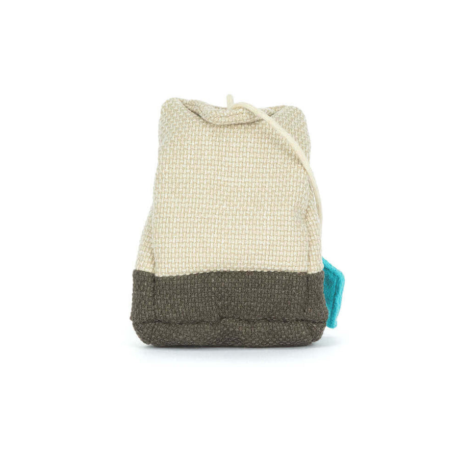 Jellycat Amuseables Steepy Tea Bag bakfra – myk beige tepose kosedyr