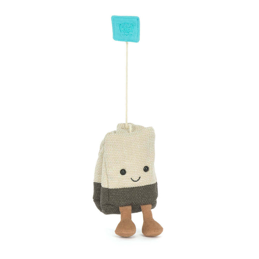 Jellycat Amuseables Steepy Tea Bag i bruk – beige tepose kosedyr liggende