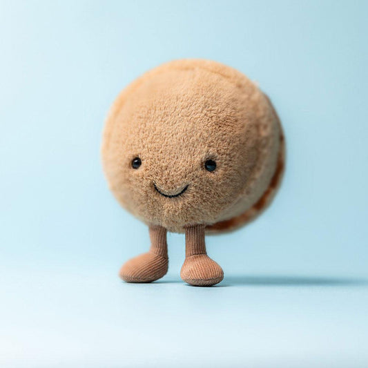 Jellycat Amuseables Mona Macaron Sjokolade – sjokoladebrun makron kosedyr med kremfarge fyll og bein, small