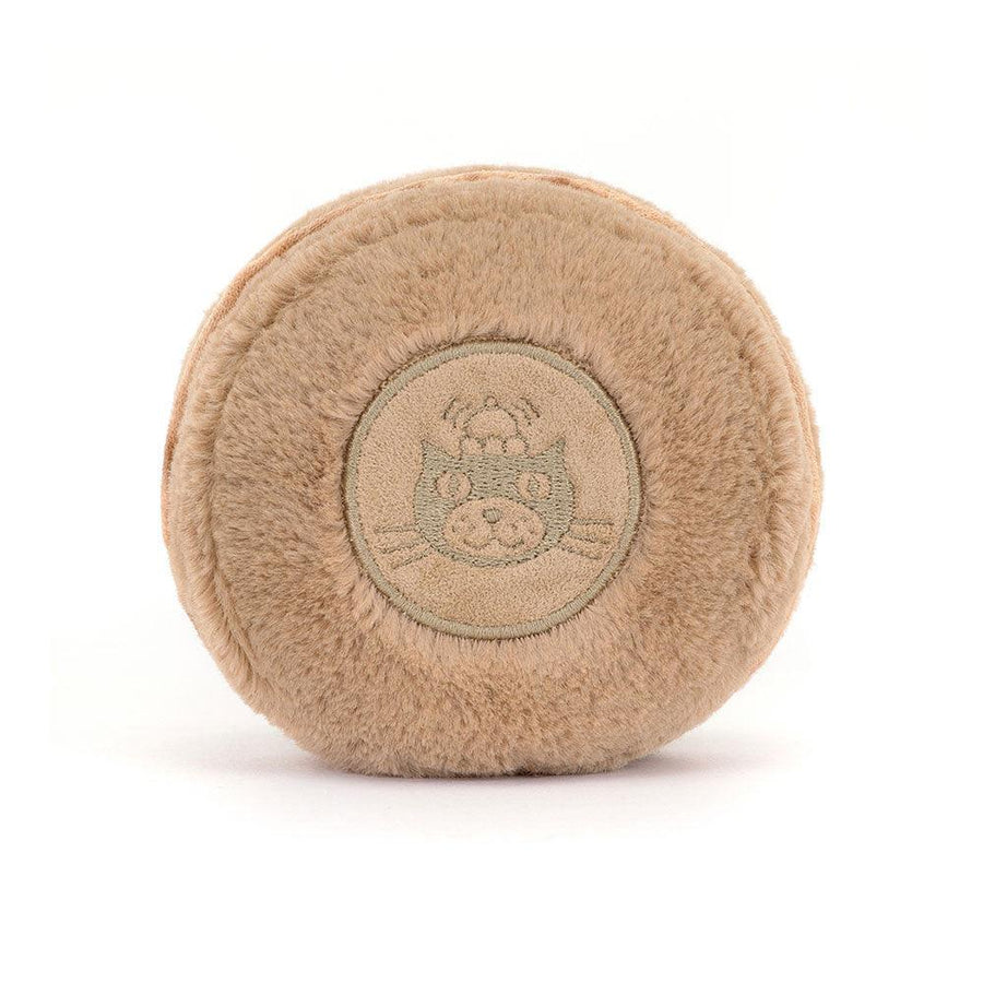 Jellycat Amuseables Mona Macaron Sjokolade detalj – nærbilde av smilende ansikt og makron-tekstur