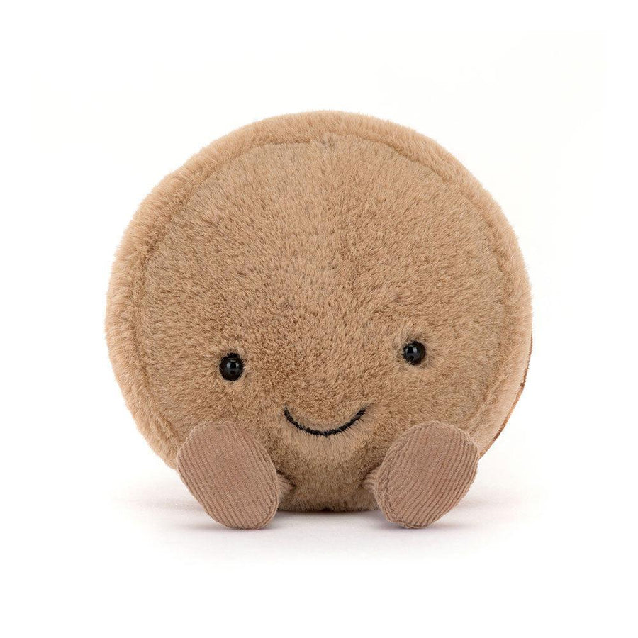 Jellycat Amuseables Mona Macaron Sjokolade liggende – liten brun plysj makron på hvit bakgrunn