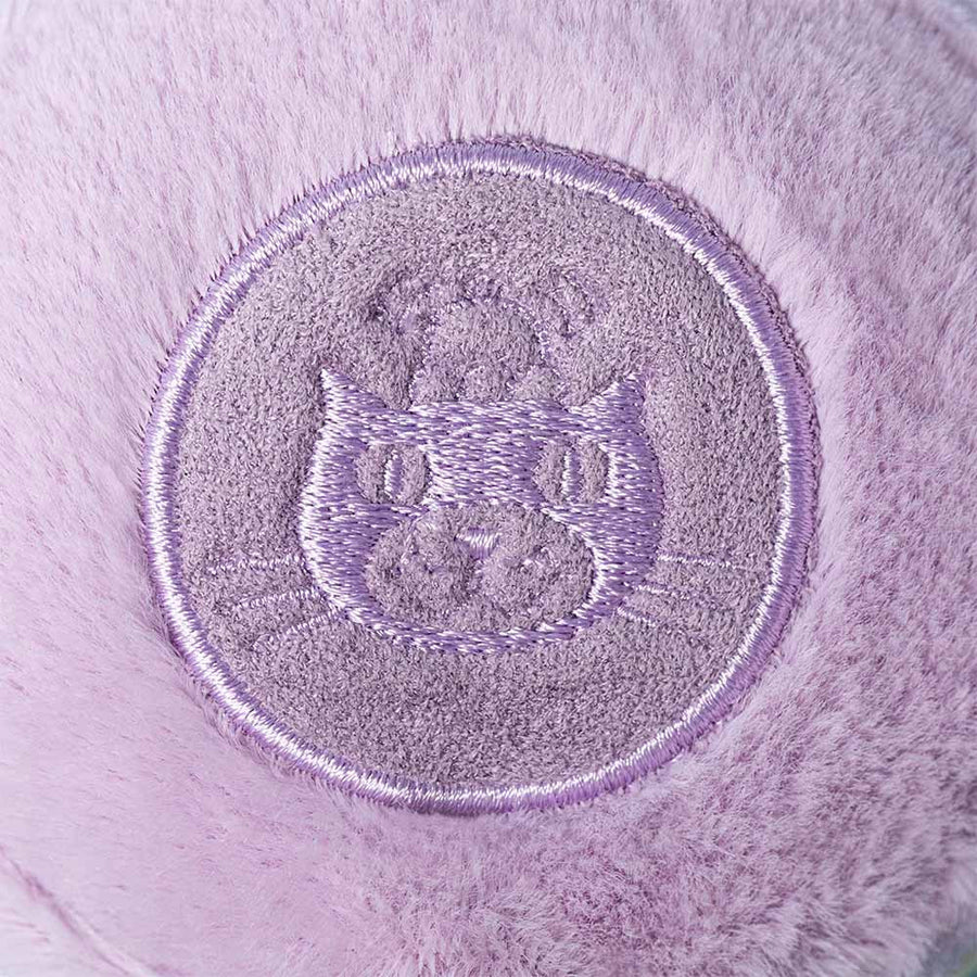 Jellycat Amuseables May Macaron Lavendel detalj – nærbilde av smilende ansikt og makron-tekstur
