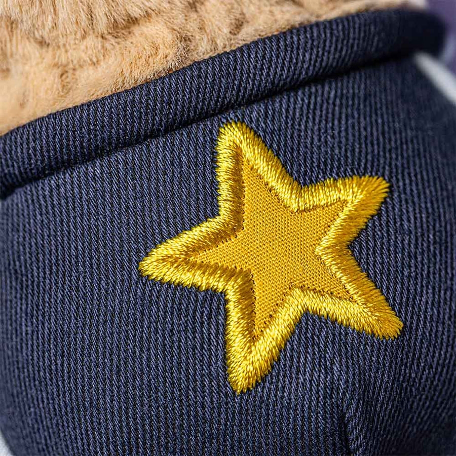 Jellycat Amuseables Peanut Star Student sett fra siden – brun peanøtt i studentantrekk