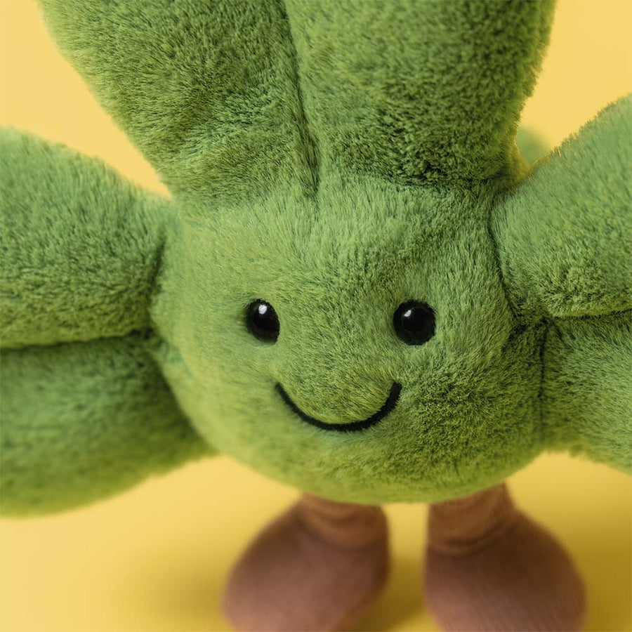Jellycat Amuseables Siofra Shamrock sett fra siden – grønn plysj firkløver med fire blader